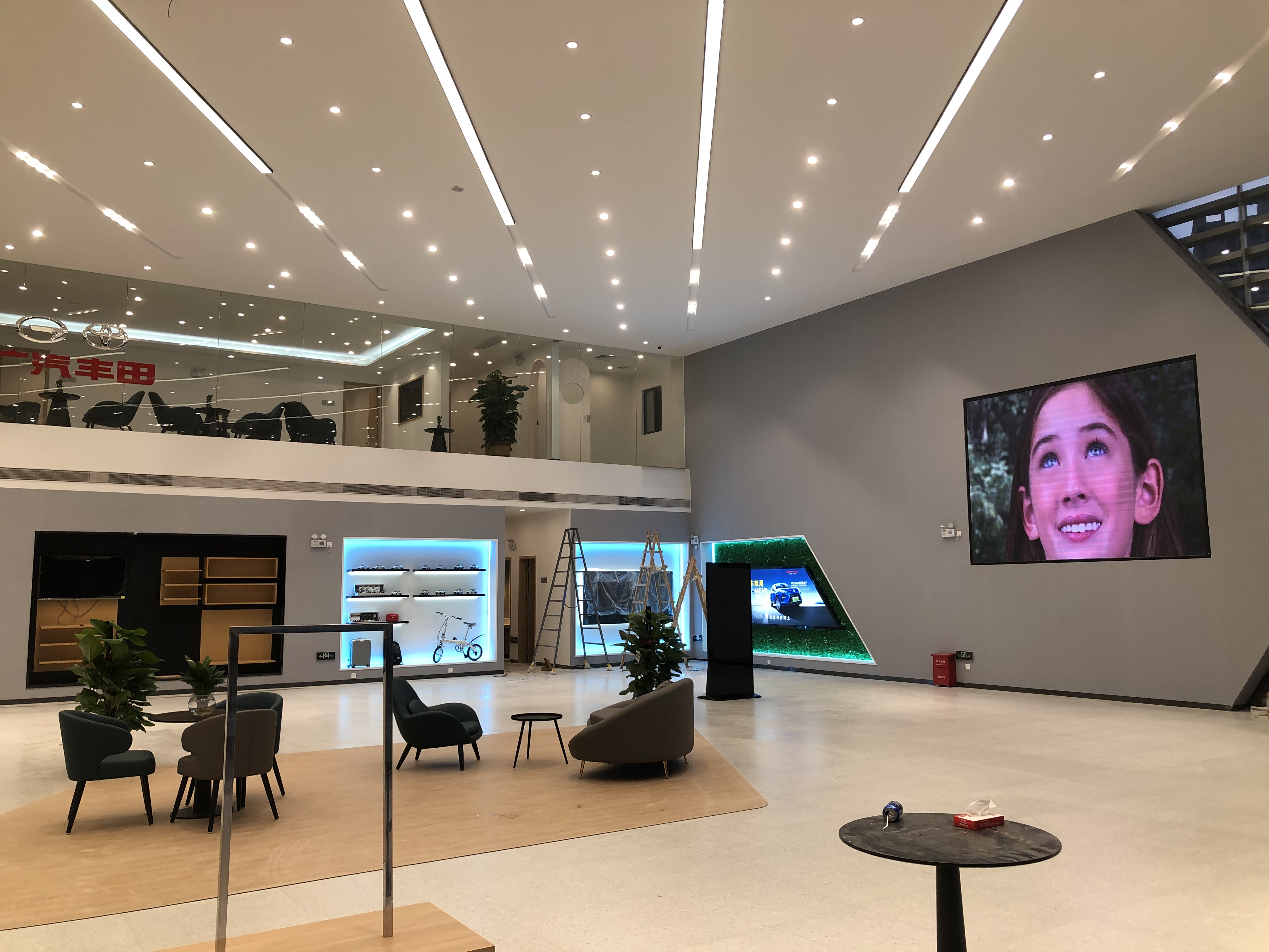 店員瘋狂發(fā)傳單，顧客卻頭也不抬？LED廣告機‘強制吸睛’的5個心機設計”